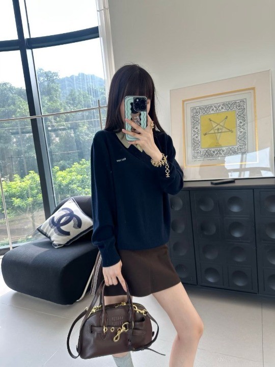 미우미우 스트라이프 칼라 레이어링 니트
