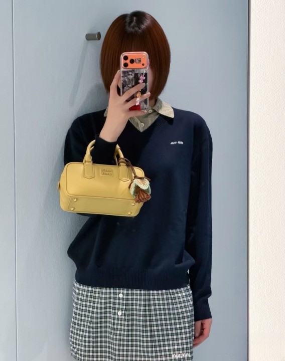 미우미우 스트라이프 칼라 레이어링 니트