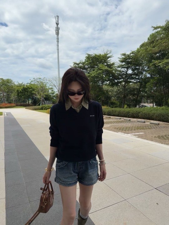 미우미우 스트라이프 칼라 레이어링 니트