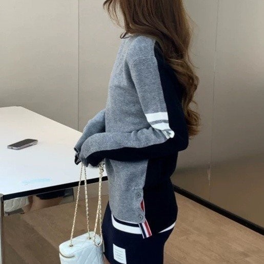 [단순반품ok] 톰브라운 그레이 앤 네이비 라운드 니트