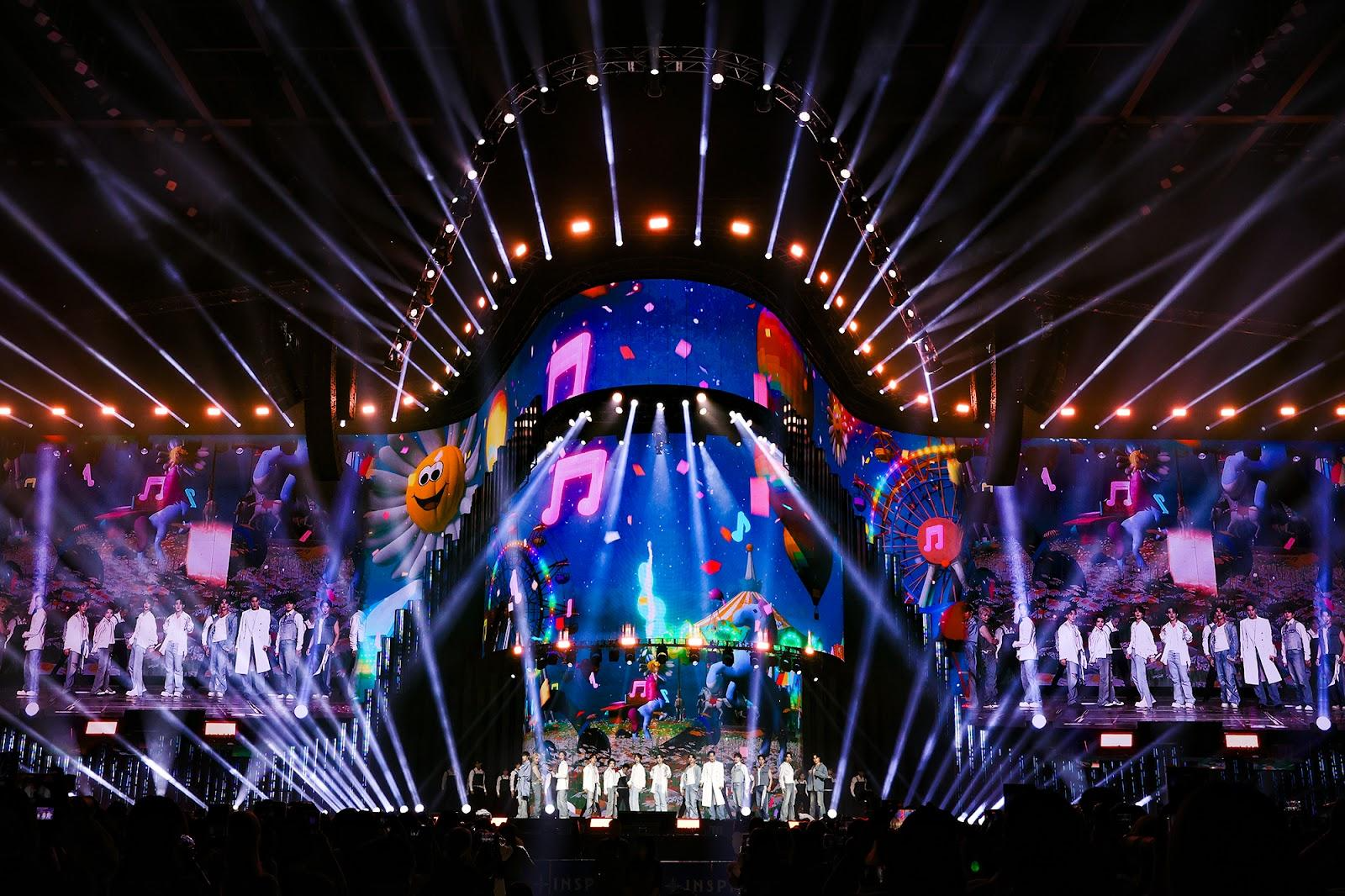 콘서트, 무대, 이벤트, 엔터테인먼트이(가) 표시된 사진
자동 생성된 설명