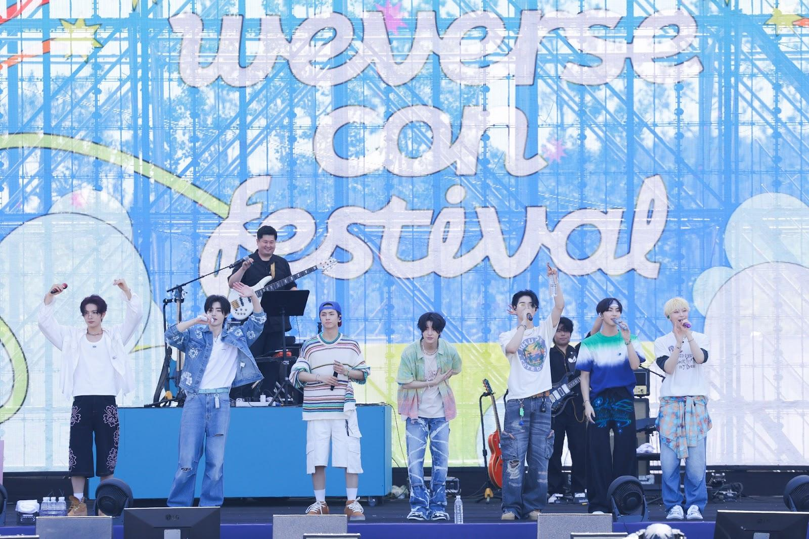 의류, 콘서트, 무대 장비, 사람이(가) 표시된 사진
자동 생성된 설명