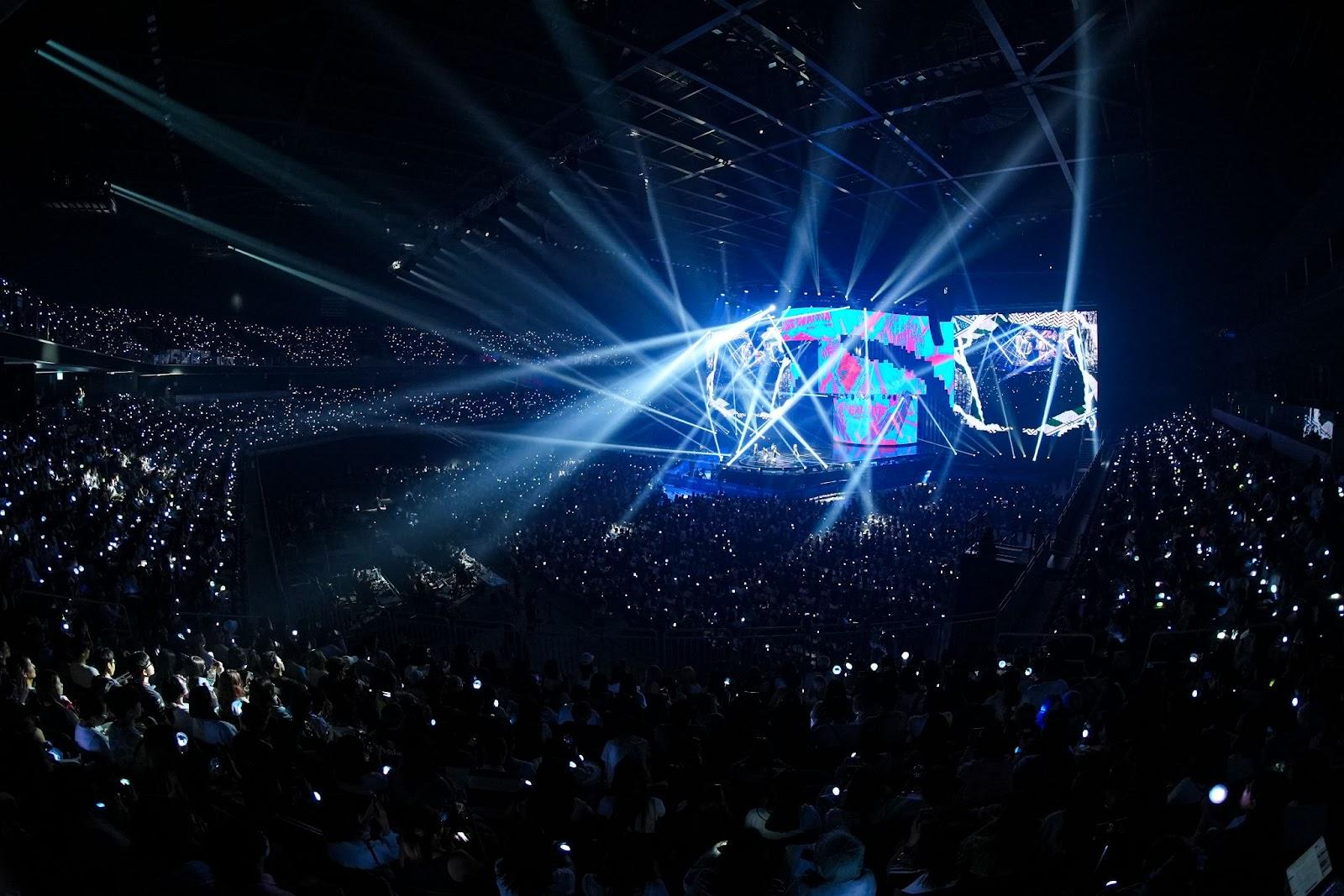 콘서트, 음악, 청중, 광란 파티이(가) 표시된 사진
자동 생성된 설명