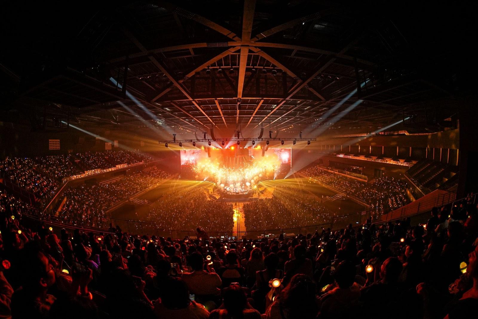청중, 콘서트, 이벤트, 음악이(가) 표시된 사진
자동 생성된 설명