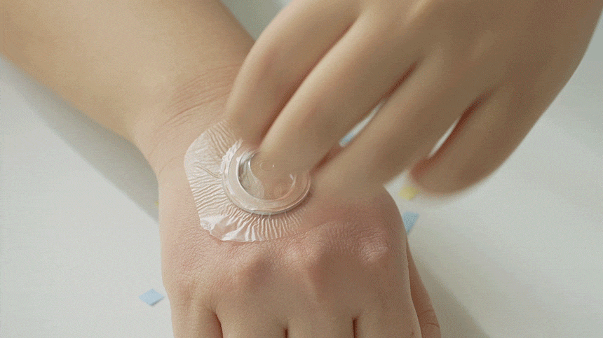 점착제 잔여 없는 안다찌 제거 장면