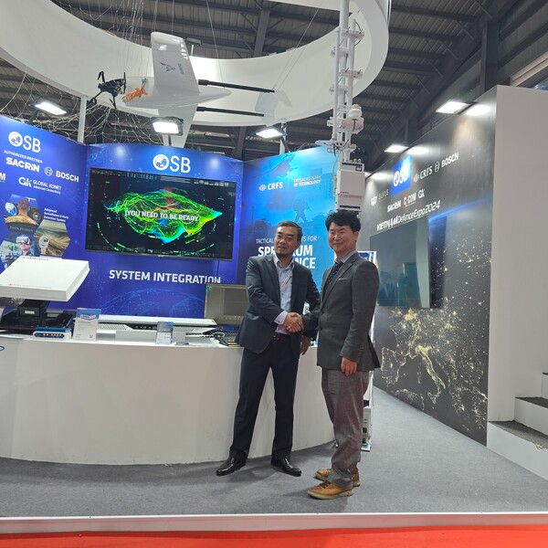 사진설명 : 왼쪽 글로벌코넷 CEO 김연곤과 OSB 그룹 CEO NGUYEN HONG SON