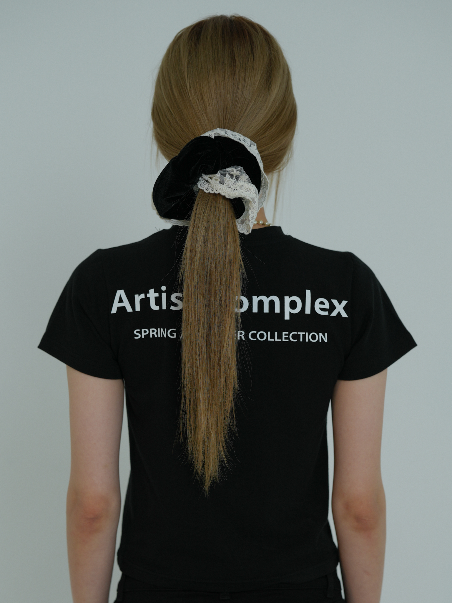 ARTIST VELVET LACE SCRUNCHIE (BLACK)