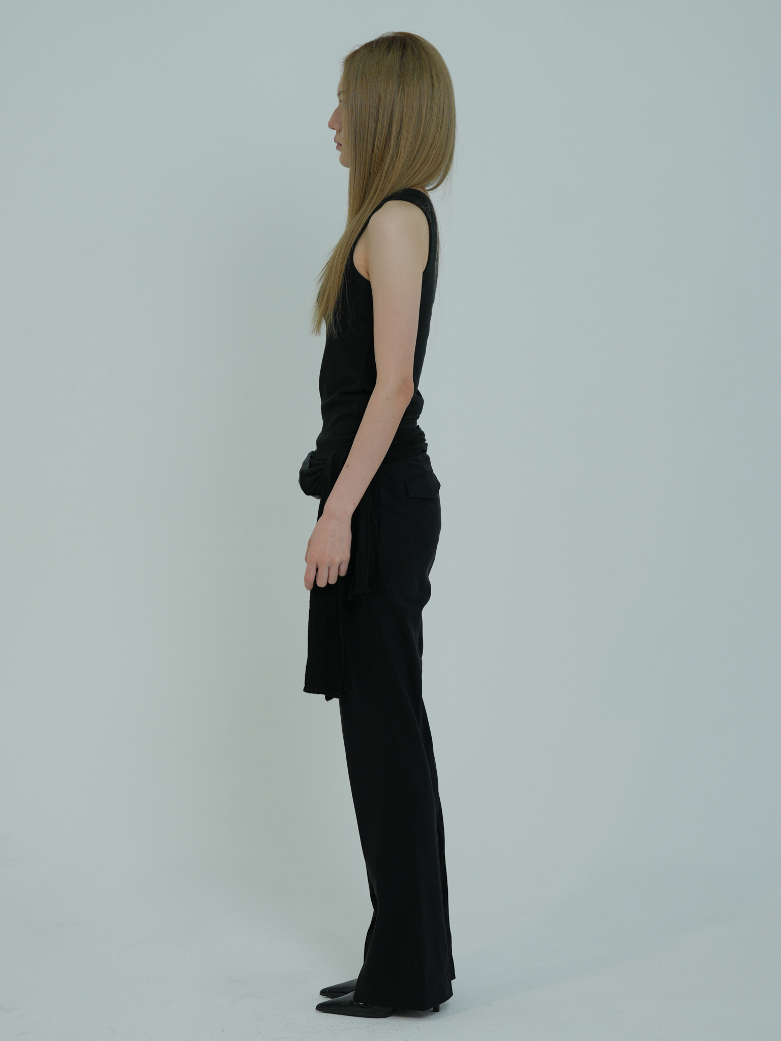ARTIST RIBBED SQUARE NECK SLEEVELESS (BLACK)