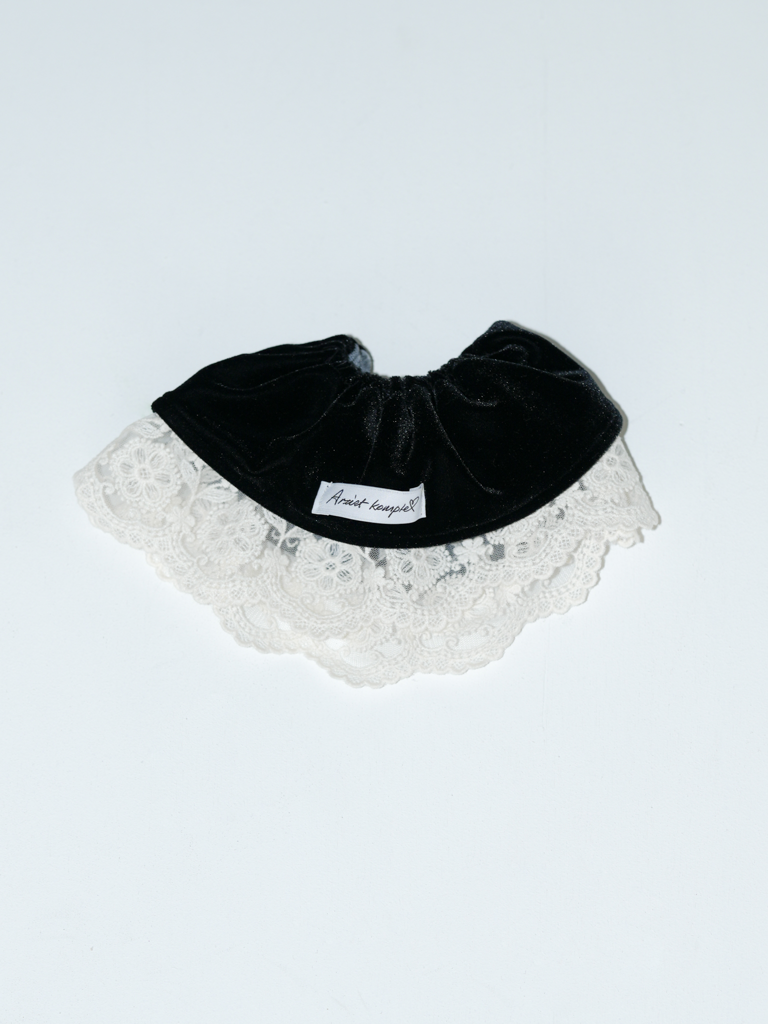 ARTIST VELVET LACE SCRUNCHIE (BLACK)
