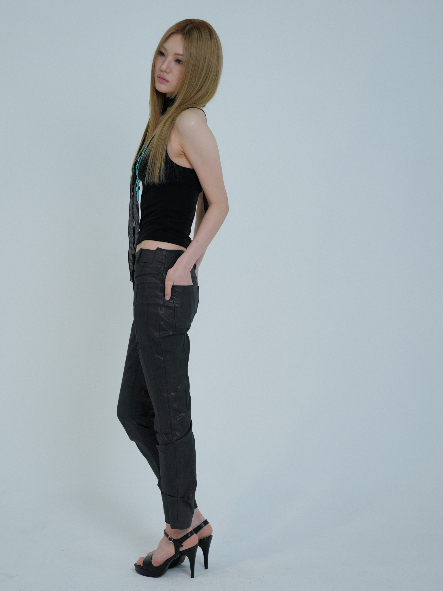 ARTIST V-NECK STRING SLEEVELESS (BLACK)