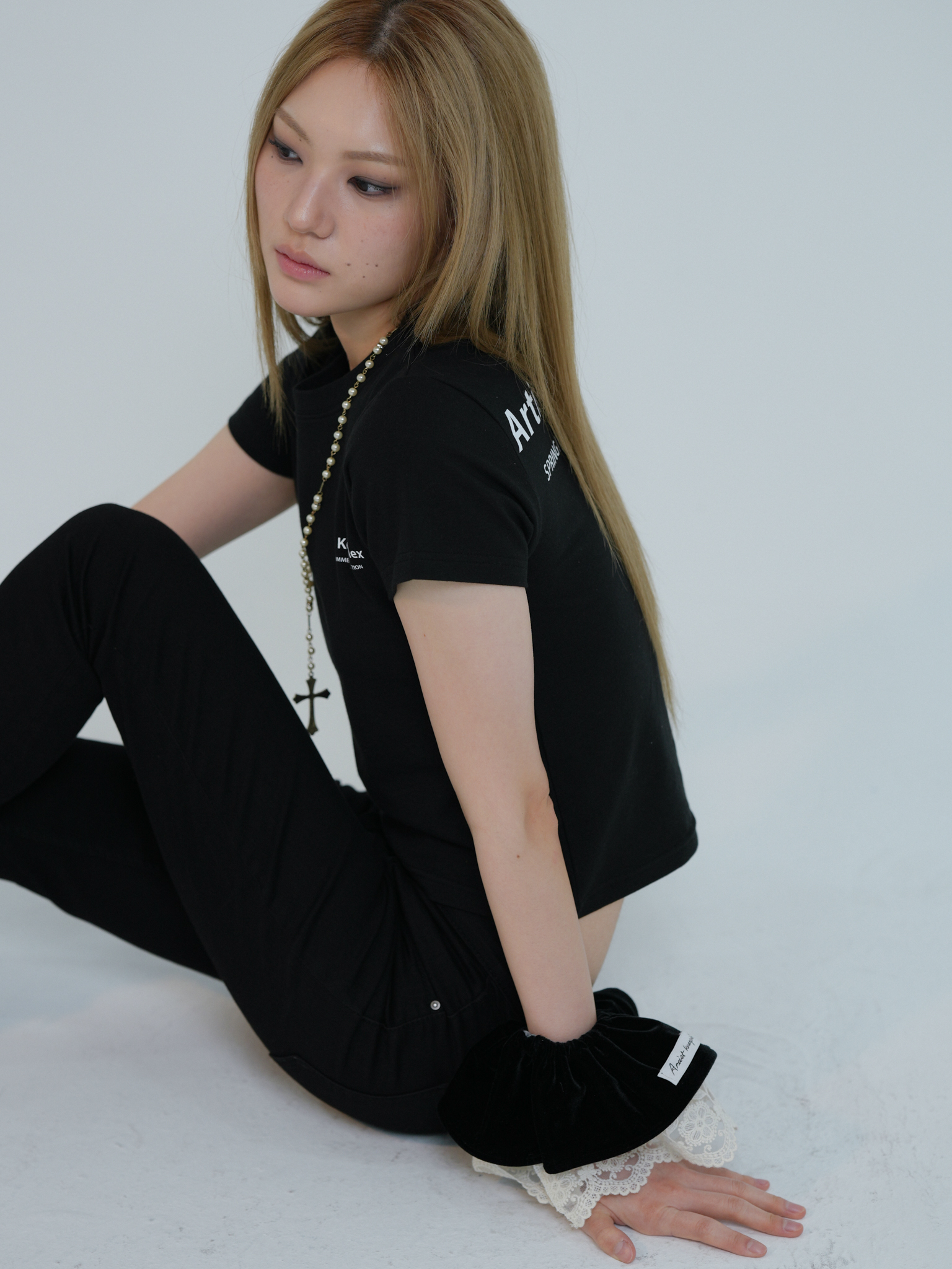 ARTIST VELVET LACE SCRUNCHIE (BLACK)