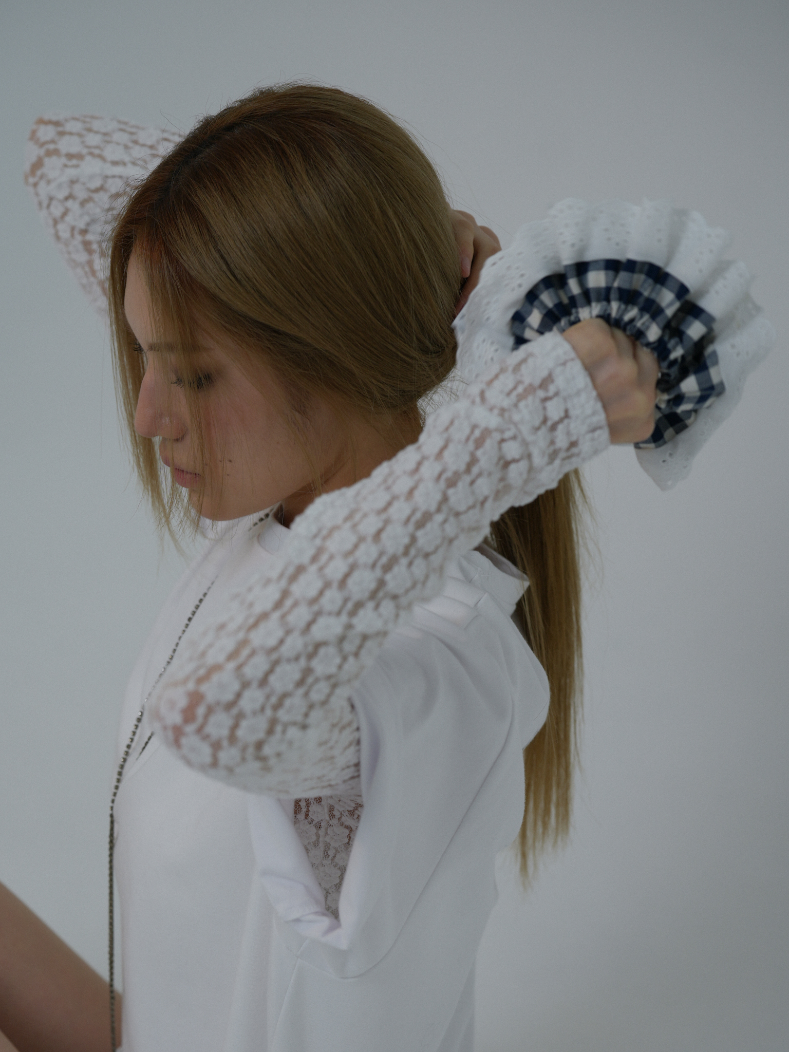 ARTIST CHECK EYELET SCRUNCHIE (NAVY)