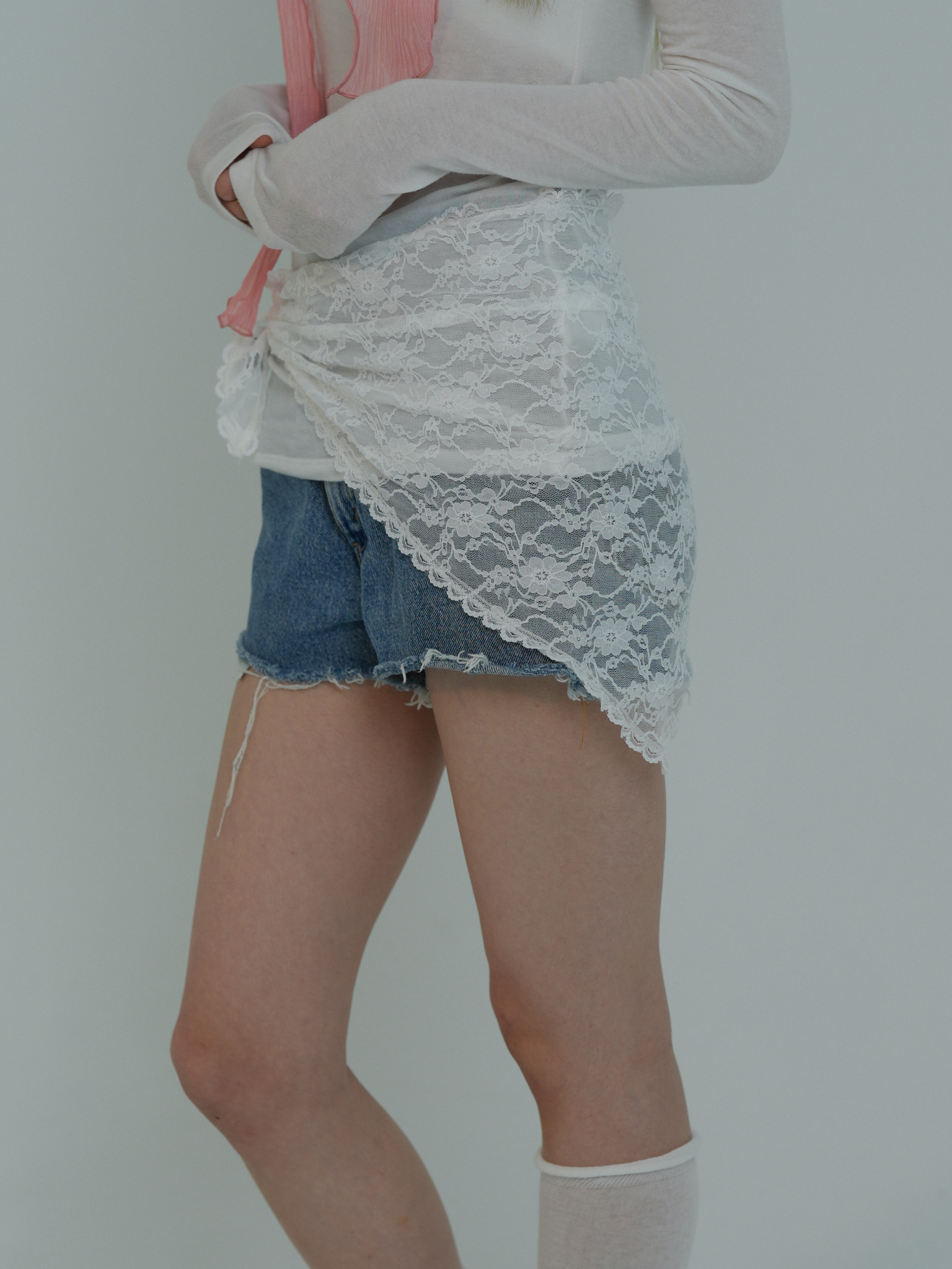 ARTIST LACE TRIANGLE SCARF (WHITE)
