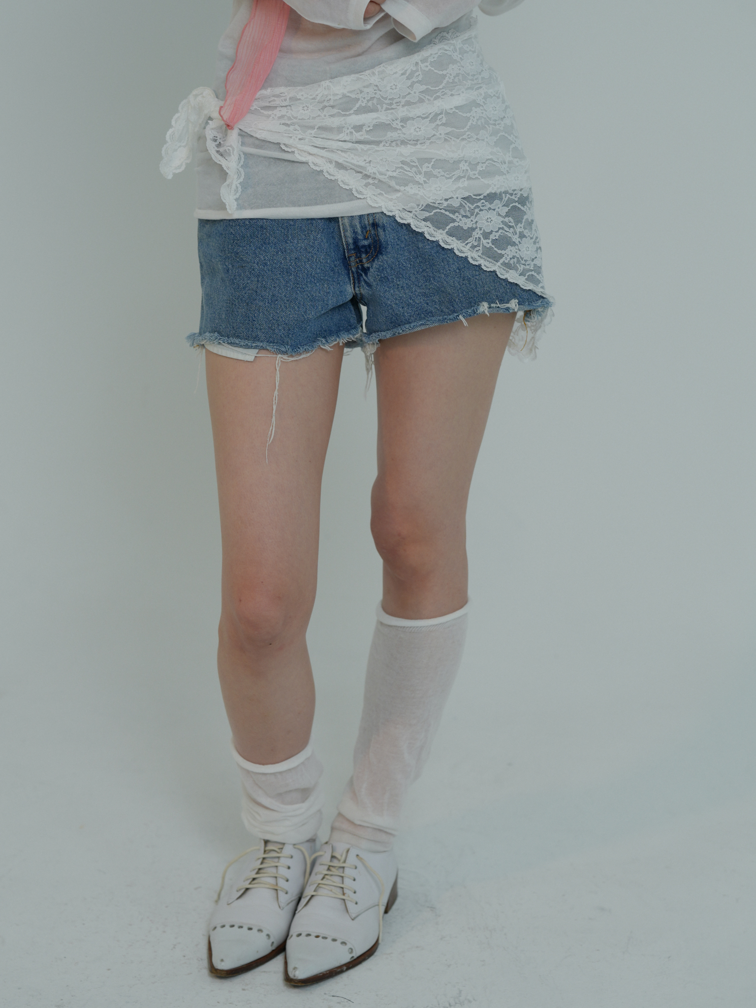 ARTIST LACE TRIANGLE SCARF (WHITE)