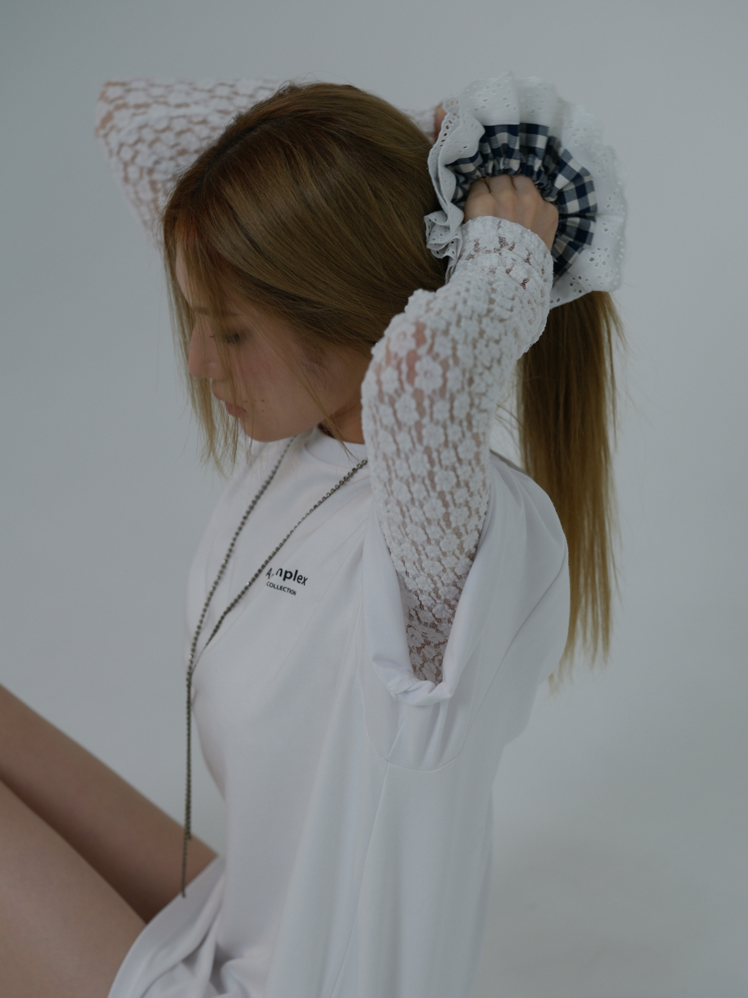 ARTIST CHECK EYELET SCRUNCHIE (NAVY)