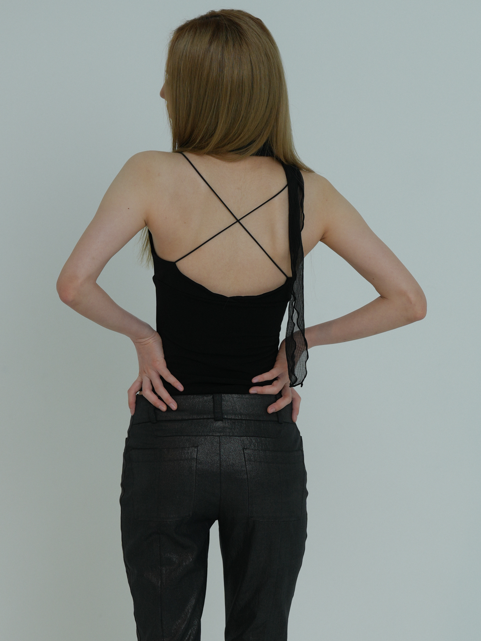ARTIST V-NECK STRING SLEEVELESS (BLACK)