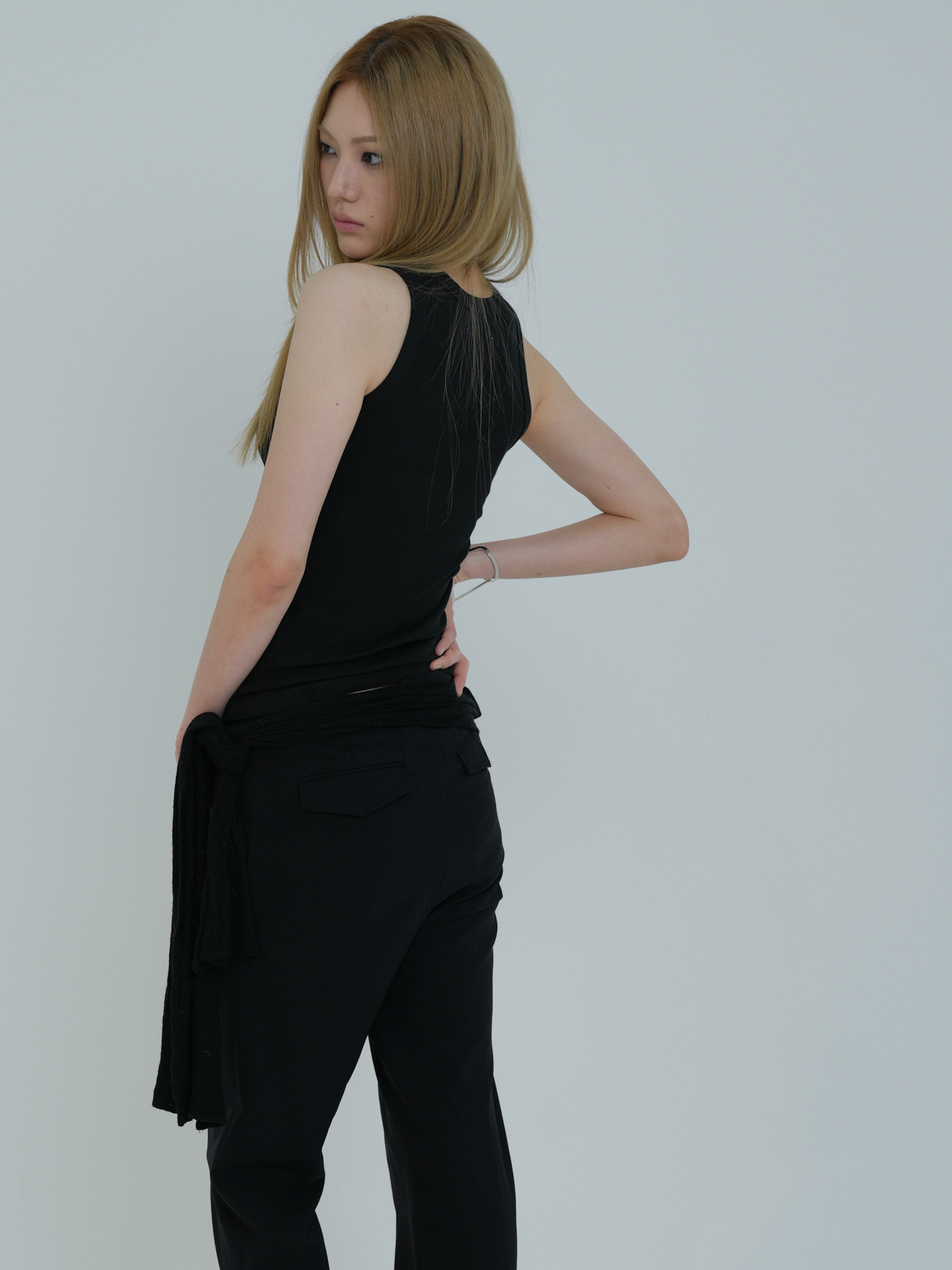 ARTIST RIBBED SQUARE NECK SLEEVELESS (BLACK)