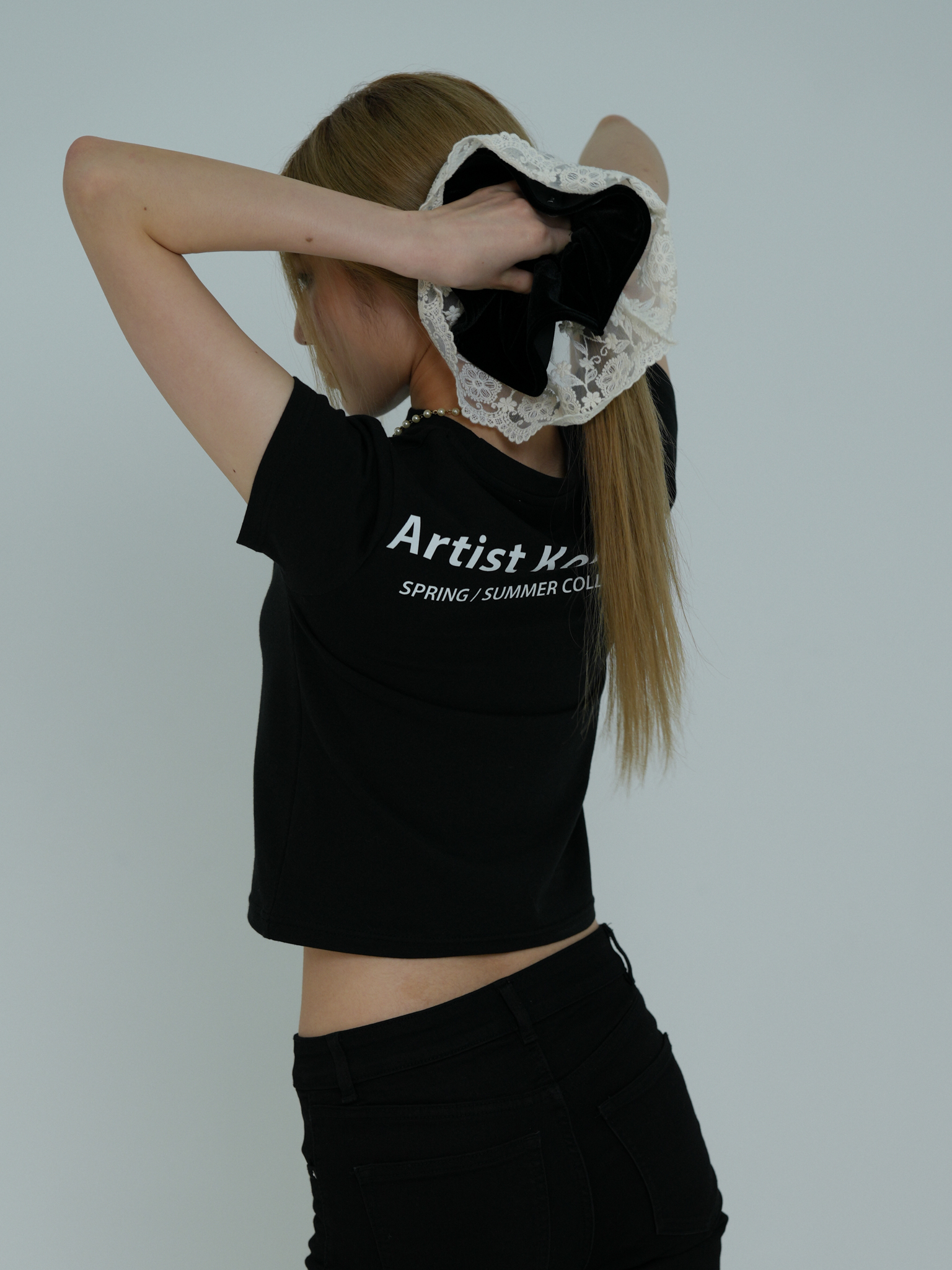 ARTIST VELVET LACE SCRUNCHIE (BLACK)