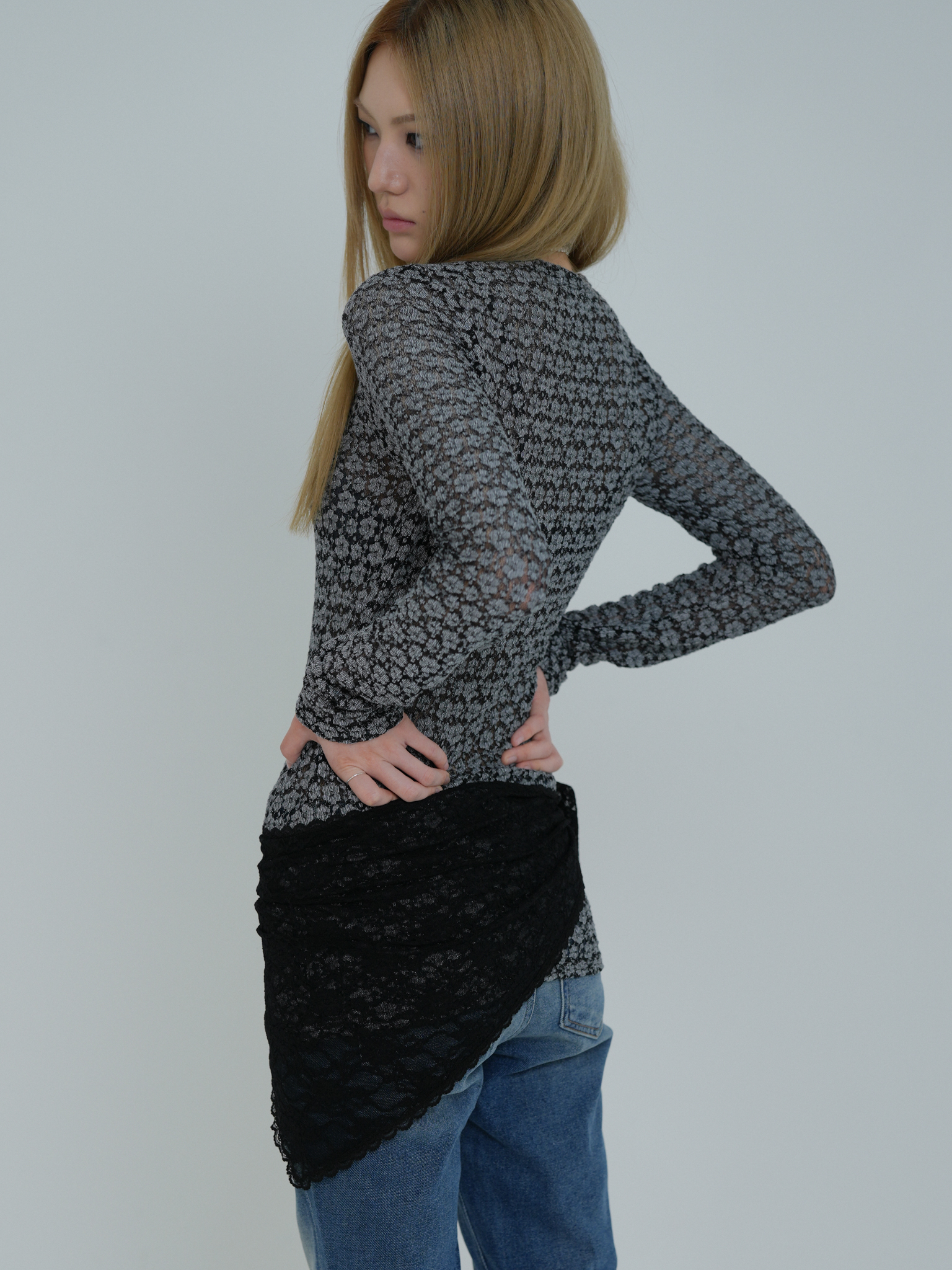 ARTIST LACE TRIANGLE SCARF (BLACK)