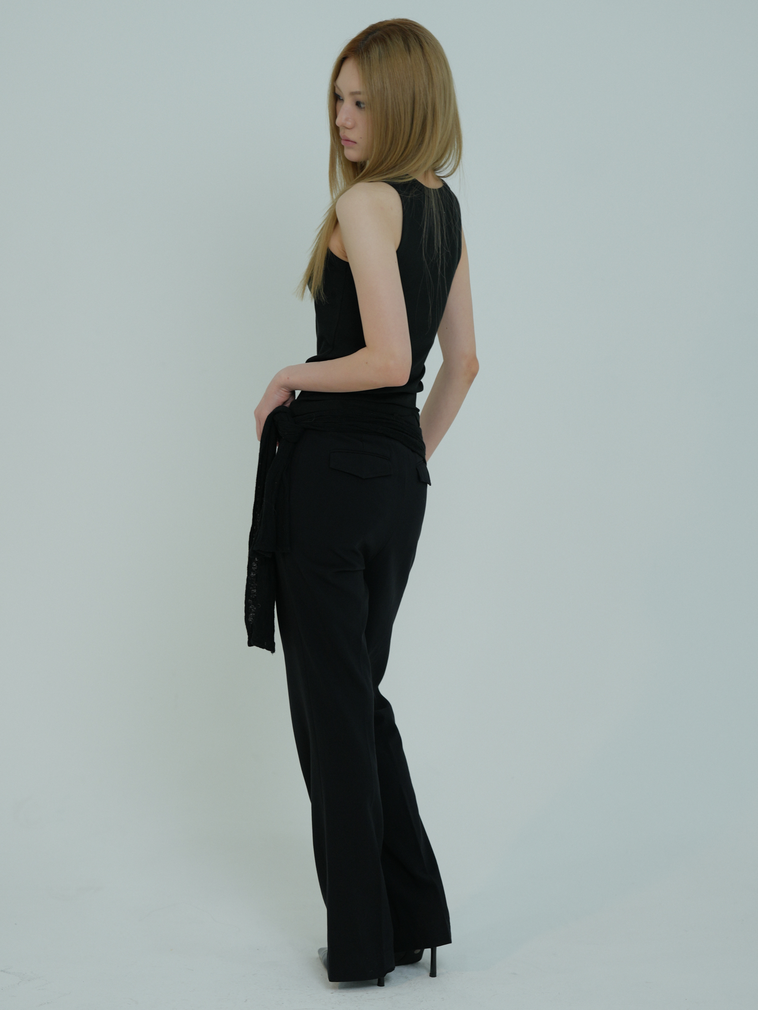 ARTIST RIBBED SQUARE NECK SLEEVELESS (BLACK)