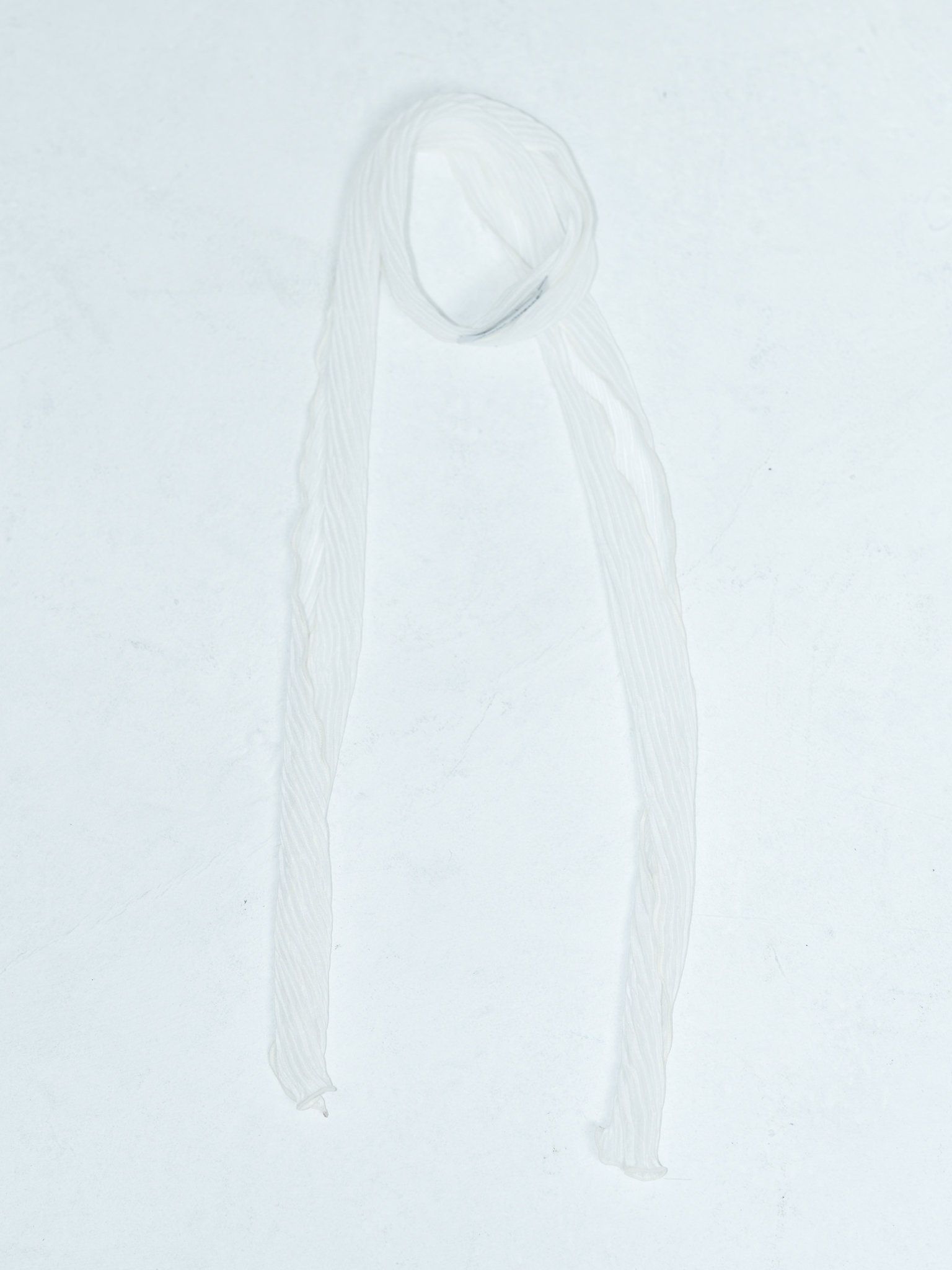 ARTIST SLIM PLEATS LONG SCARF (IVORY)