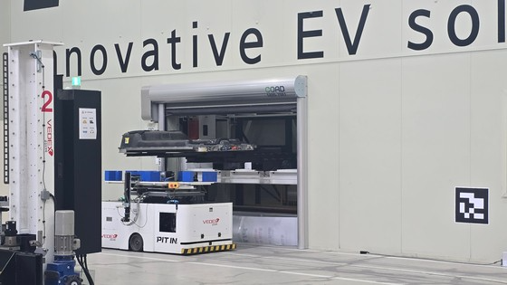 피트인은 전기차 배터리를 분리해 로봇으로 이동 후 충전 시스템에 입고시킨다. 이수정 기자