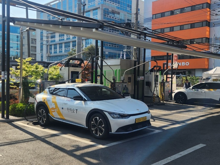 피트인 스테이션 외부에는 전기차 충전기와 자동 실내 세척기가 설치돼 택시 운전사들이 충전과 세차를 스스로 할 수 있다. / 진상훈 기자