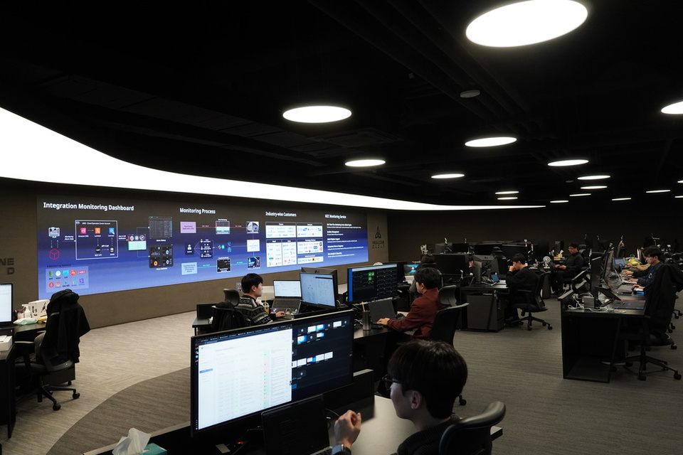 ▲ 중소기업과 스타트업들의 AI 기술 개발을 지원하는 K-AI 클라우드존 관제 센터 모습. /사진제공=차세대융합기술연구원