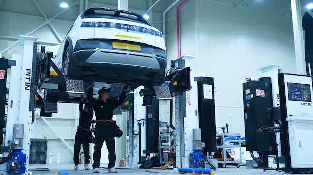 전기차 택시의 배터리를 교체하는 모습. /더비비드