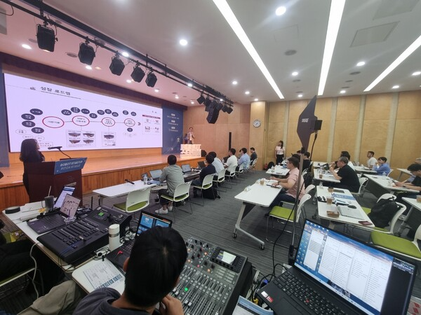 로봇산업진흥원이 19일 대구 본사에서 로봇스타트업 피치 스테이지를 개최했다. 7개 기업의 제안서 설명이 이어졌다. 사진=데일리한국 안희민 기자