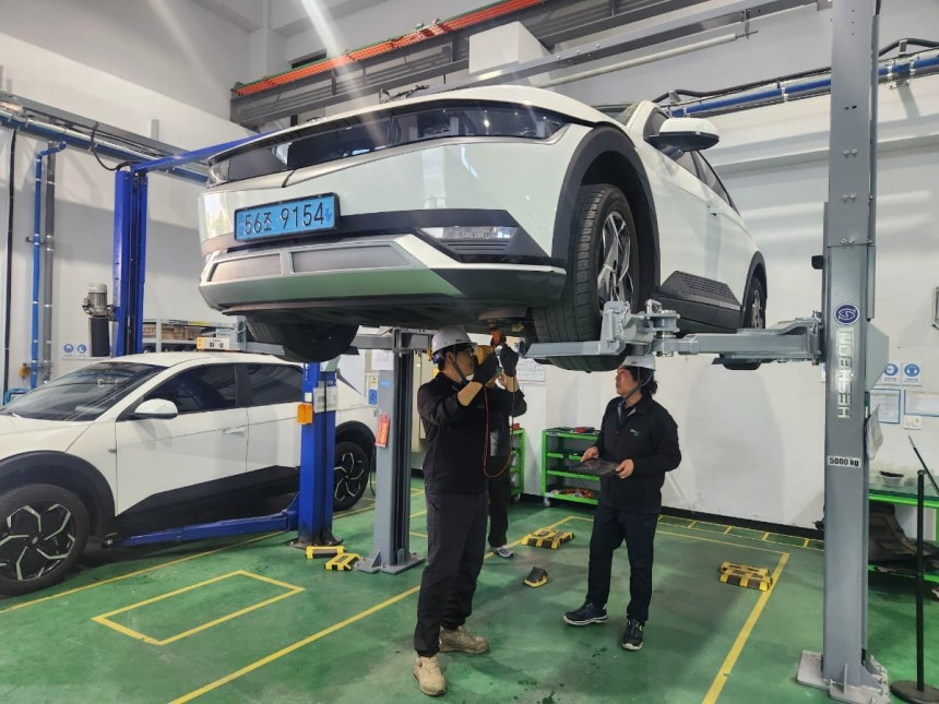 29일 경기 군포시의 포엔 연구실에서 연구원들이 입고된 차량에 탑재된 배터리를 점검하고 있다. / 진상훈 기자