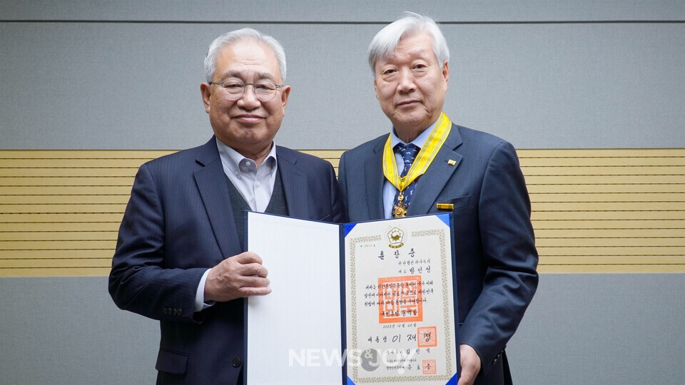방인성 목사는 김대준 장로(사진 왼쪽)와 아내 등 자신을 지지하고 함께해 온 많은 사람에게 감사를 표했다. 뉴스앤조이 안디도