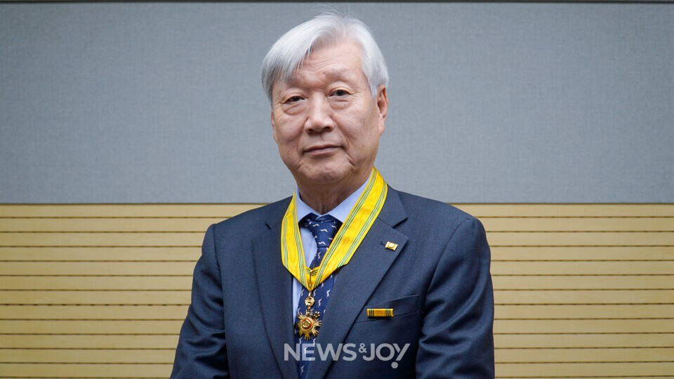 교회 개혁과 통일 운동에 힘써 온 방인성 목사가 국민훈장 동백장을 수훈했다. 뉴스앤조이 안디도