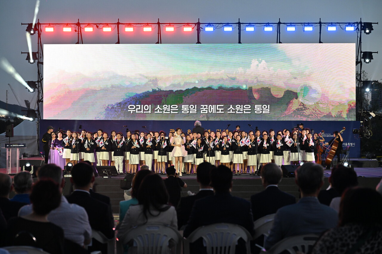 [합창으로 아름다운 무대를 만든 한강대축제 현장 모습]