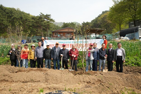 [나무 심기 행사 이후 주요 임원진 단체 사진 모습]
