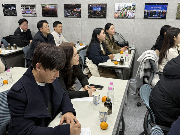 [서 의장의 강연을 경청하는 참석자들의 모습]