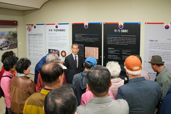 [우리겨례박물관을 참관 중인 참가자들 모습]