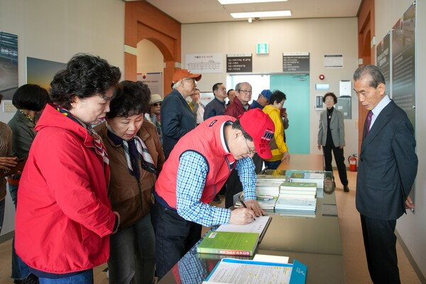 [우리겨례박물관을 참관 중인 참가자들 모습]