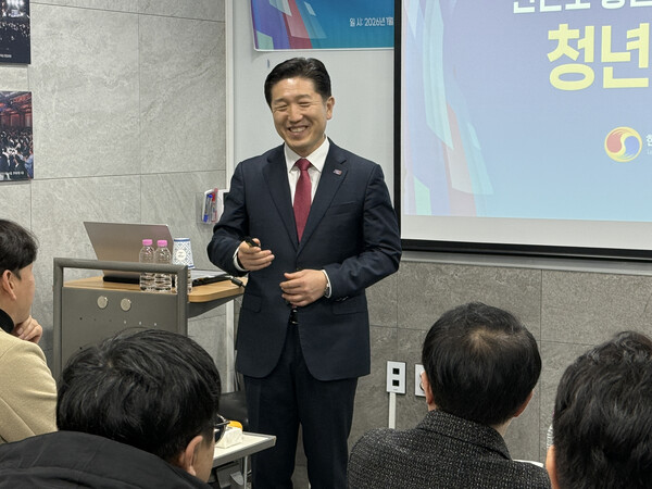 [이날 코리안드림 특별강연을 진행한 서인택 통일천사 공동상임의장]