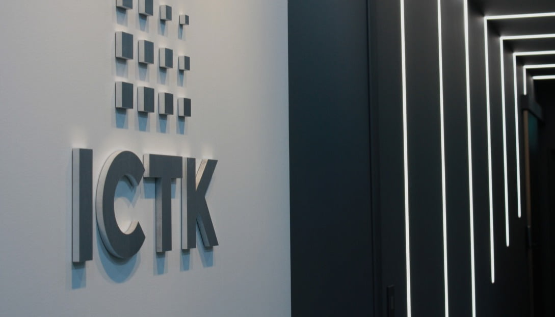 ICTK, 아이씨티케이, 강봉호, 양자보안, PQC, HRoT, 하드웨어 신뢰점, QAAS, Quantum, AI, APT, Supply Chain, 공급망 위협, 양자내성암호 PQC, 제로트러스트, Zero Trust, ID,