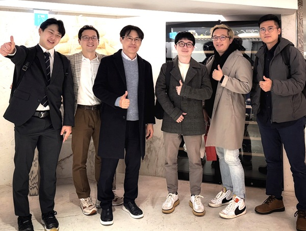 [사진: 세토웍스 조충연 대표(좌에서 3번째)와 젝젝 서진 대표(좌에서 4번째)]