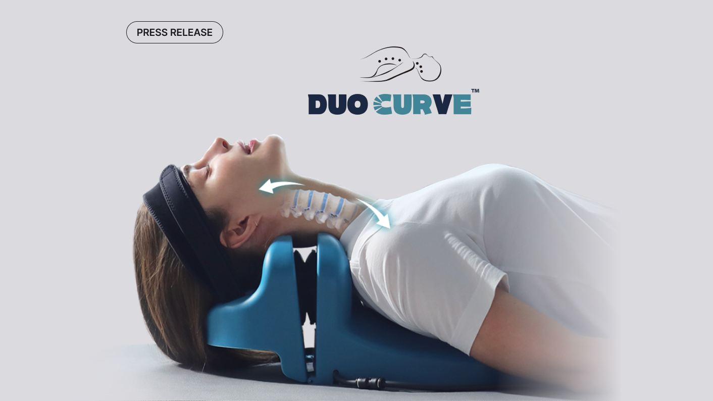 스트레칭 기구 '듀오커브'를 활용해 스트레칭을 하고 있는 여성의 이미지