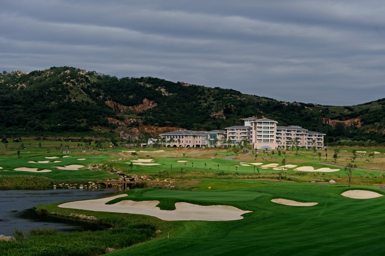 8~9월⛳ "바다를 품은 스톤베이 2박3일 54홀 899,000원~ ♨️ 온천으로 완성하는 위고온천CC 힐링 골프 여행"