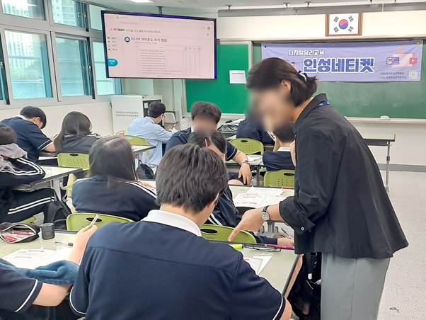 의류, 사람, 텍스트, 일이(가) 표시된 사진  AI 생성 콘텐츠는 정확하지 않을 수 있습니다.