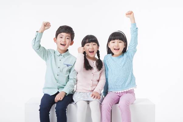 의류, 사람, 인간의 얼굴, 미소이(가) 표시된 사진  AI 생성 콘텐츠는 정확하지 않을 수 있습니다.