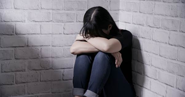 사람, 의류, 건물, 벽이(가) 표시된 사진  AI 생성 콘텐츠는 정확하지 않을 수 있습니다.