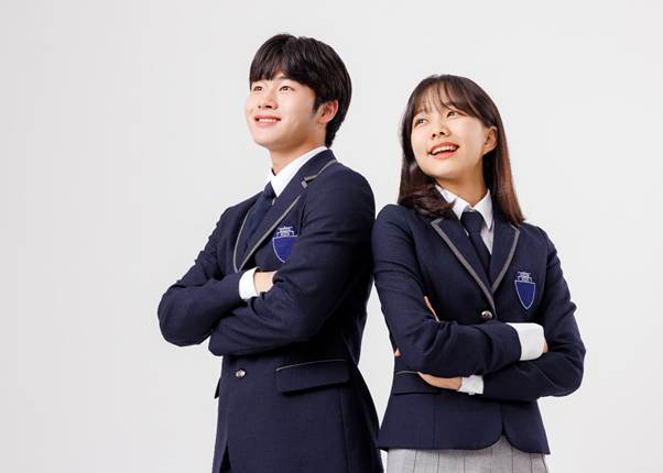 사람, 인간의 얼굴, 미소, 의류이(가) 표시된 사진  AI가 생성한 콘텐츠는 부정확할 수 있습니다.