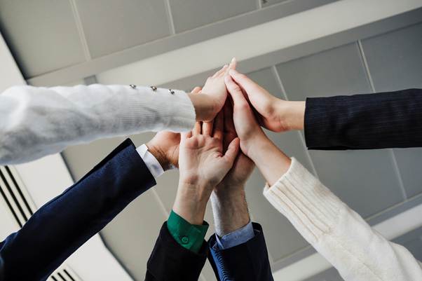 사람, 의류, 손가락, 손목이(가) 표시된 사진  AI 생성 콘텐츠는 정확하지 않을 수 있습니다.