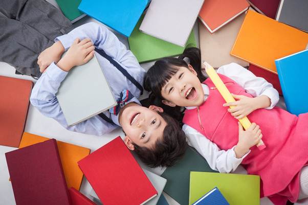 인간의 얼굴, 사람, 의류, 미소이(가) 표시된 사진  AI 생성 콘텐츠는 정확하지 않을 수 있습니다.