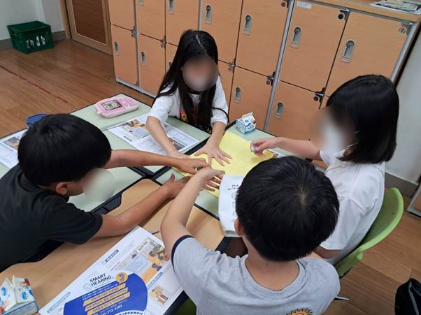 의류, 사람, 배우기, 교육이(가) 표시된 사진  AI 생성 콘텐츠는 정확하지 않을 수 있습니다.